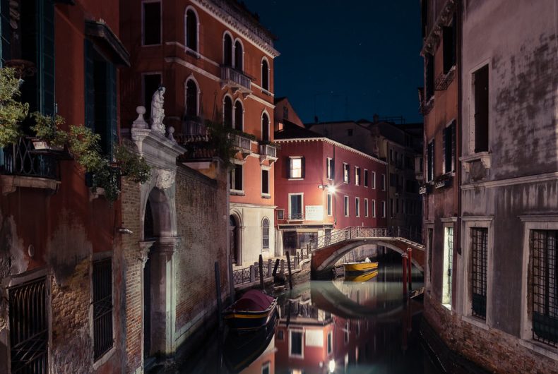 VENEZIA: BENGALESE CADE IN ACQUA E VIENE SALVATO DA UN VIGILE DEL FUOCO